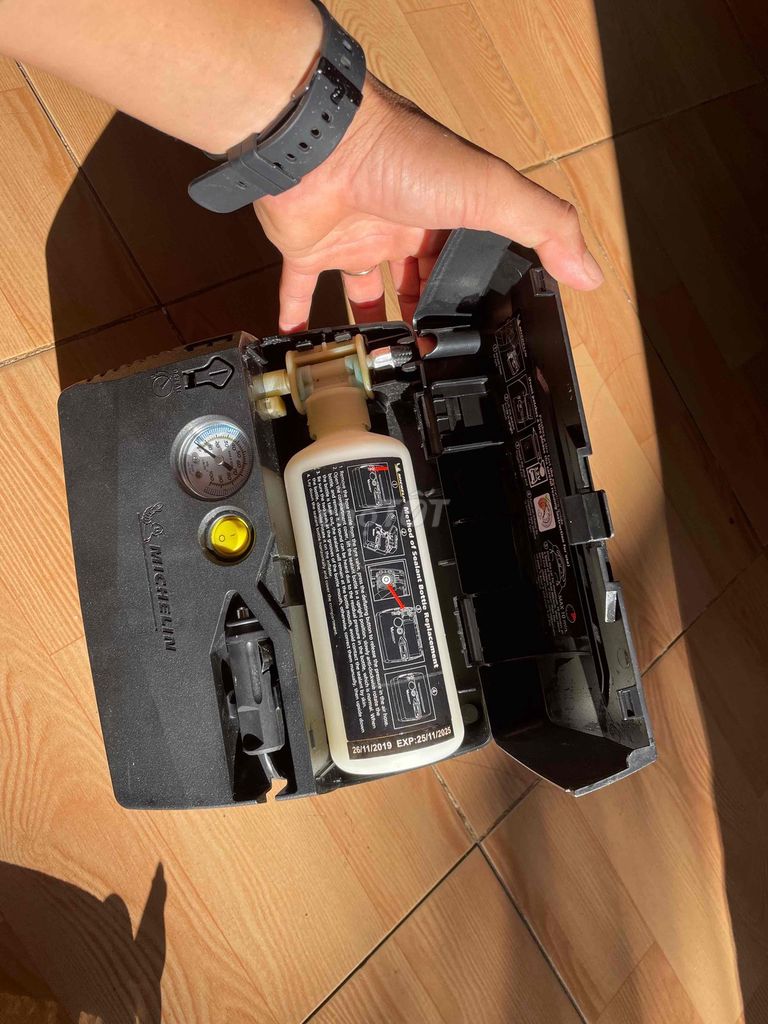 Bộ vá lốp khẩn cấp Michelin 12V. Mua bán Phụ tùng xe tại Thành phố Pleiku Gia Lai được đăng bởi Chán Thì Bán  hình 1