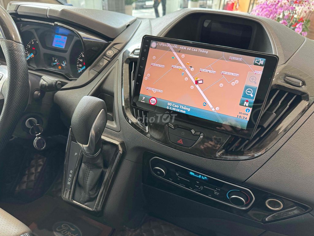 Hãng Ford bán Tourneo Star Limousine 2019 độ nhiều