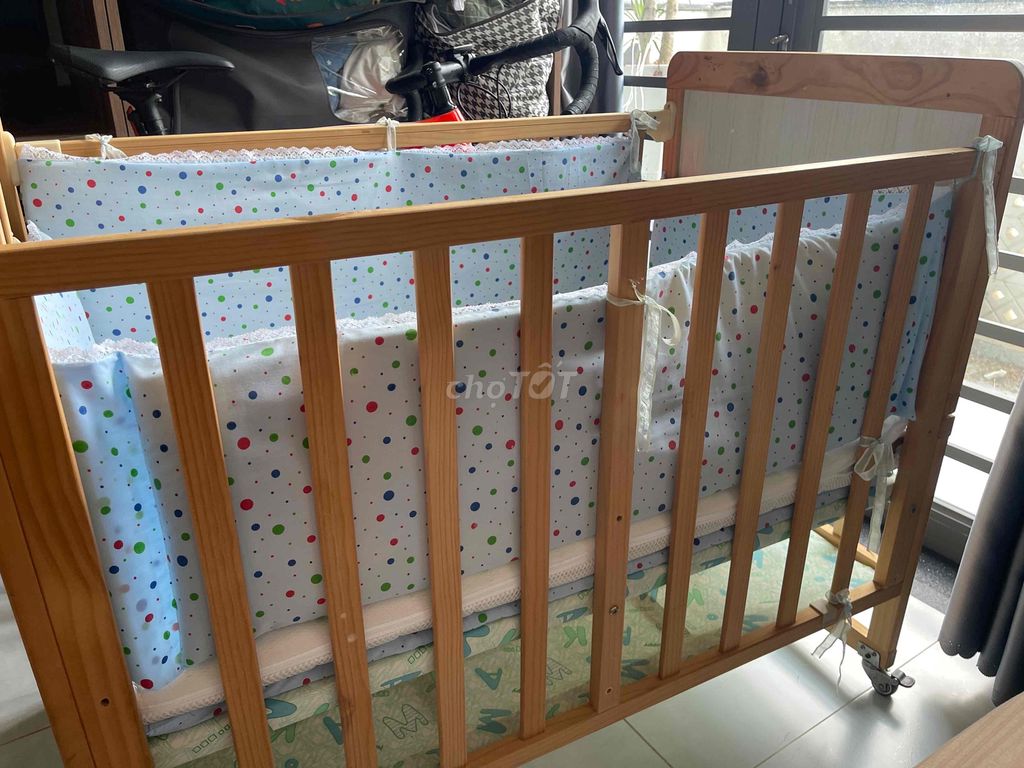 Cũi em bé gỗ vàng có bánh xe. Mua bán Mẹ và bé tại Quận Bình Thuỷ Cần Thơ được đăng bởi HUNG CT hình 1