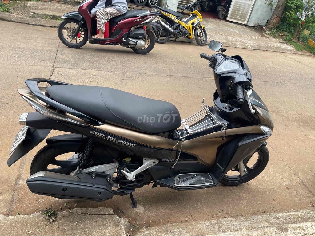 bán honda ab 2012. phun xăng điện tử. Mua bán Xe máy tại Thành phố Buôn Ma Thuột Đắk Lắk được đăng bởi nguyễn đức biên hình 3