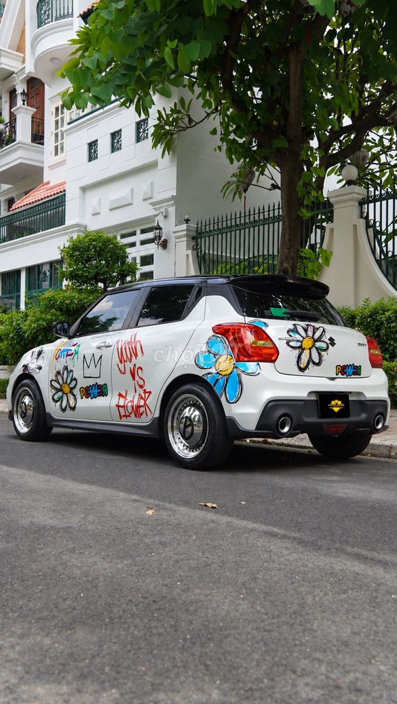 Белый автоматический хэтчбек Suzuki Swift
