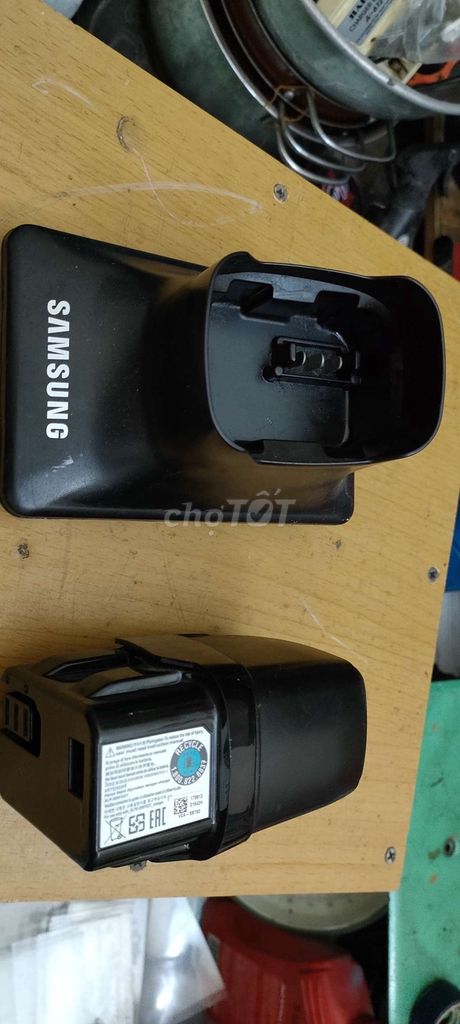 Bộ bin hộp xạc Samsung như hình.