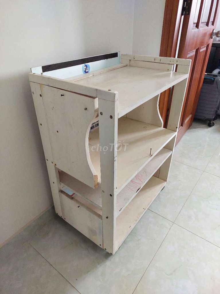 Kệ gỗ màu trắng có bánh xe. Mua bán Tủ, kệ gia đình tại Quận 12 Tp Hồ Chí Minh được đăng bởi Nguyễn Hiền hình 1