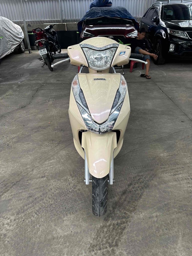 Honda LEAD 125 Fi желтый кремовый конец 2014 г. госномер Хошимина