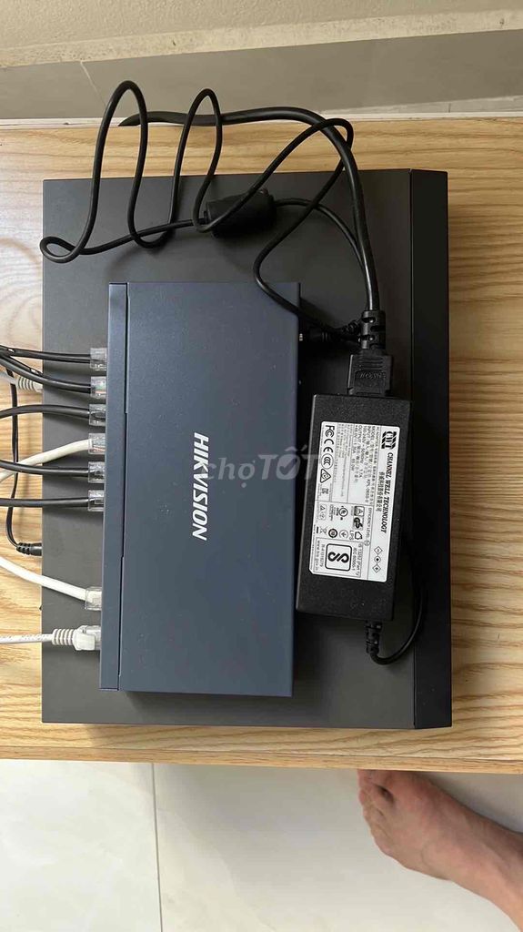 Cần bán bộ đầu ghi hikvision 7608nik1 kèm ổ cứng