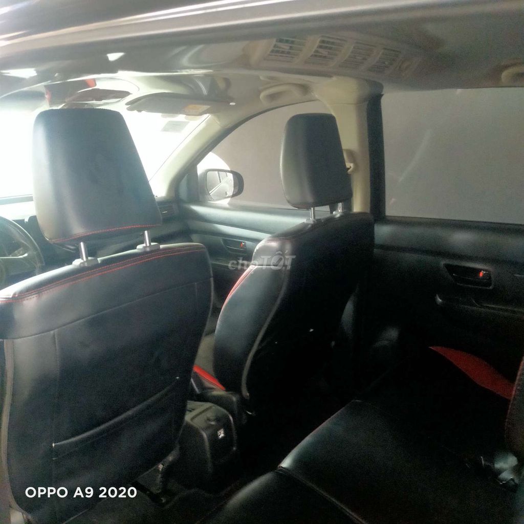 Suzuki Ertiga, 7 мест, черный бензин