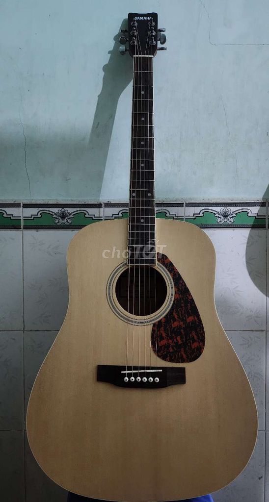 Guitar Yamaha f300