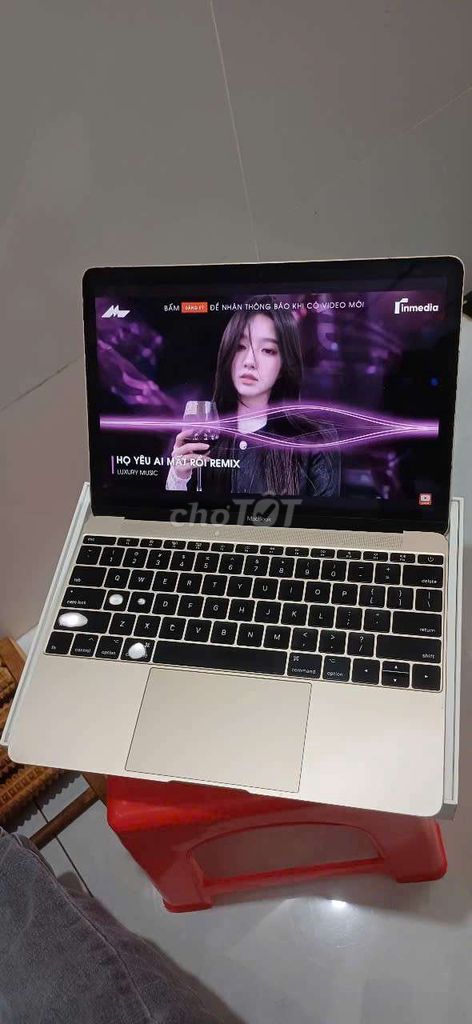 Apple MacBook Retina 2017 Vàng m3 8GB. Mua bán Laptop tại Quận Bình Tân Tp Hồ Chí Minh được đăng bởi AQUA hình 1