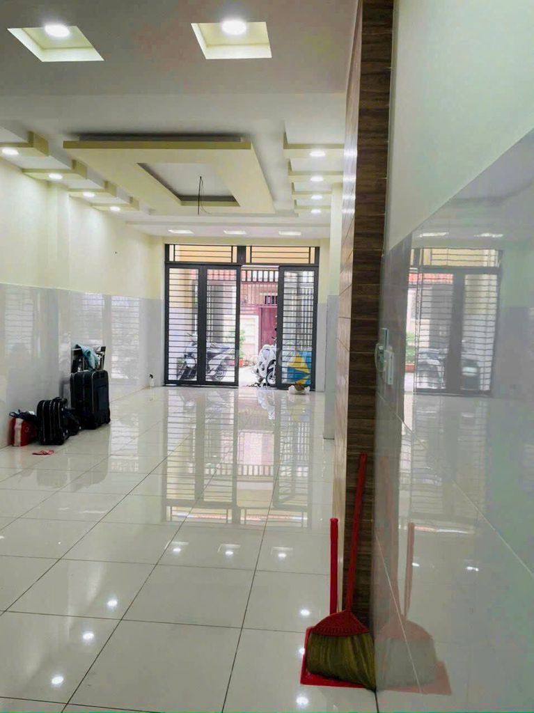 Xử lí nợ bank bán nhà Dương Quảng Hàm p5. 4x28m. 4 tầng. Giá 9ti