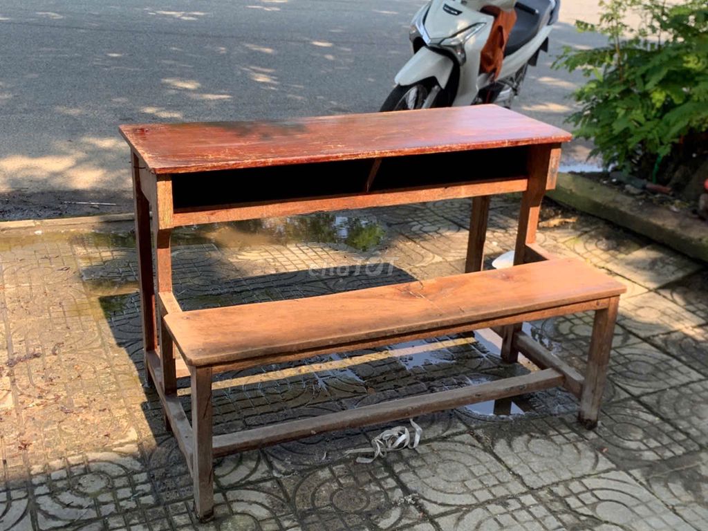 Bàn học gỗ Nâu. Mua bán Nội thất, đồ gia dụng khác tại Quận Sơn Trà Đà Nẵng được đăng bởi THẾ GIỚI ĐỒ CŨ ĐỒ CỔ LỚN NHẤT MIỀN TRUNG hình 1
