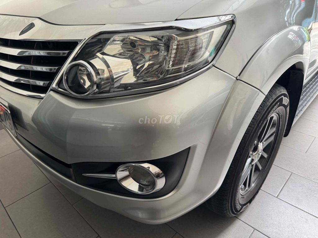Тойота Фортунер 2.7V 2016 Бензиновая автоматическая, серебристая