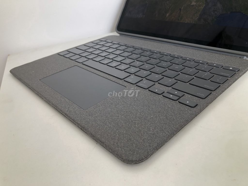 Ốp kèm bàn phím Logitech cho iPad Pro likenew 99%