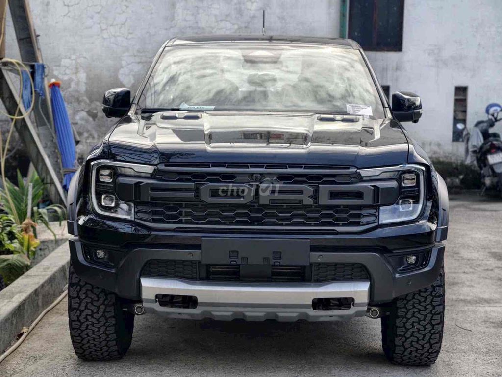 Ford Raptor V6 giảm giá kèm quà tặng