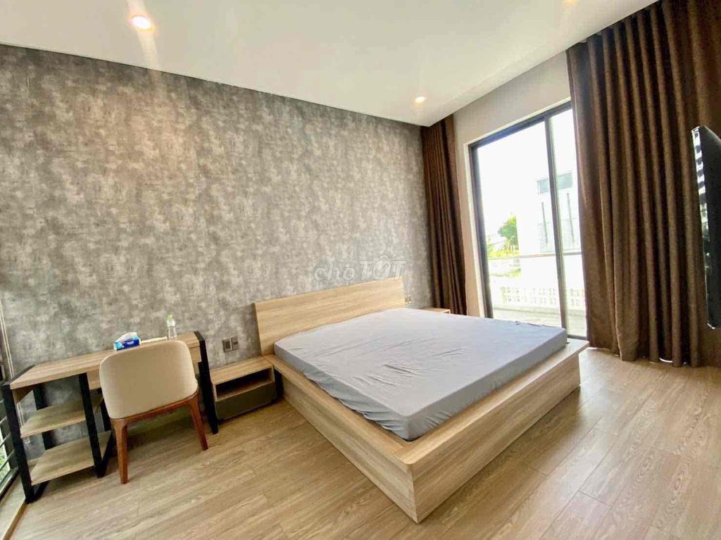 Modern 5-bedroom villa with gym and garden in Nam Việt Á — photo 7
