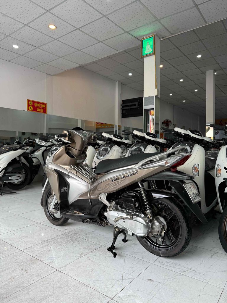 AIR BLADE 2012. Xém Cọp - Cực Đẹp - Máy Zin Êm Ấm. Mua bán Xe máy tại Thành phố Rạch Giá Kiên Giang được đăng bởi XE MÁY CŨ TÂN 128 hình 13