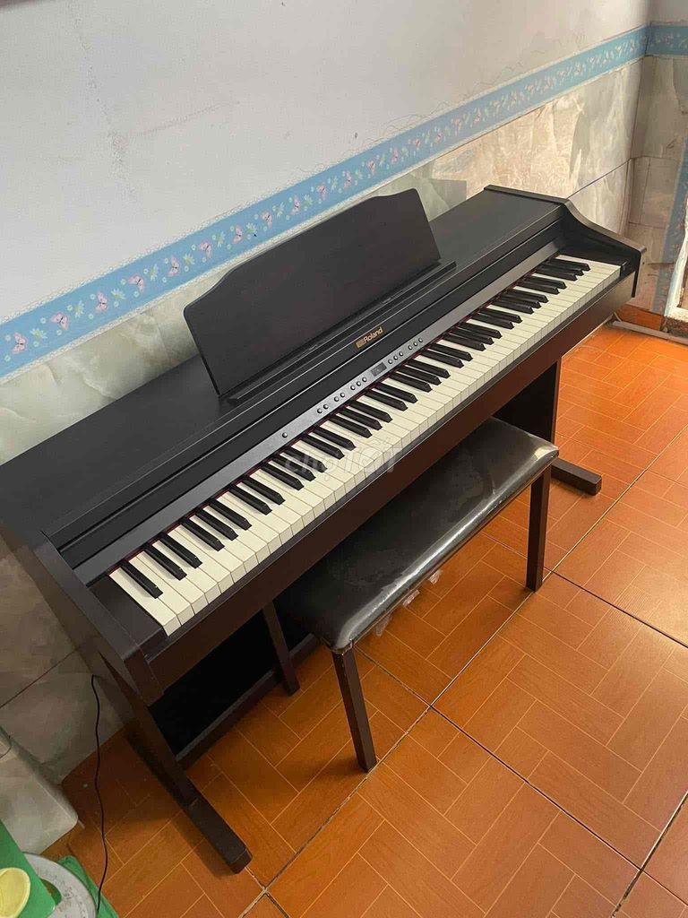 Thanh lý Piano Roland RP501R