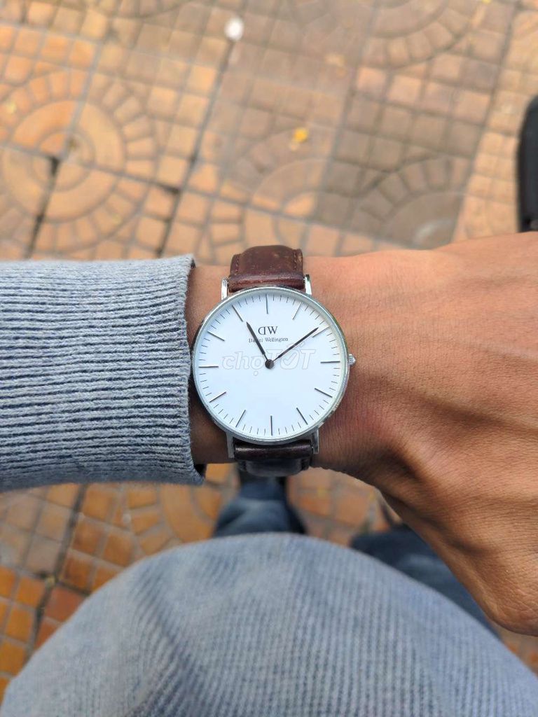 Đồng hồ Daniel Wellington 36mm dây da Nâu. Mua bán Đồng hồ tại Quận Cái Răng Cần Thơ được đăng bởi TIỆM ĐỒ HIỆU SECONHAND hình 1