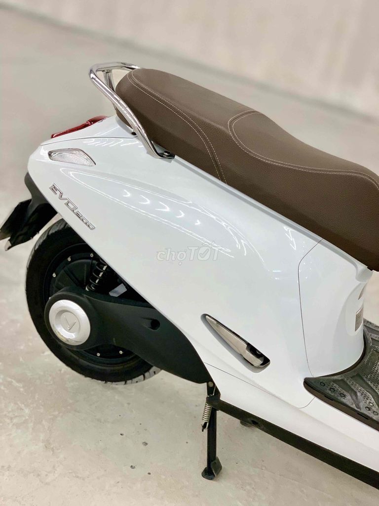 Электромотоцикл VinFast EVO 200 2023 белый, покупка аккумулятора