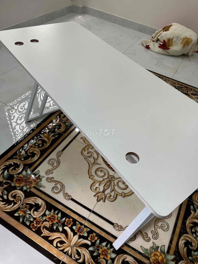 Bàn Làm Việc Trắng Tối Giản – Chắc Chắn, Rộng Rãi,