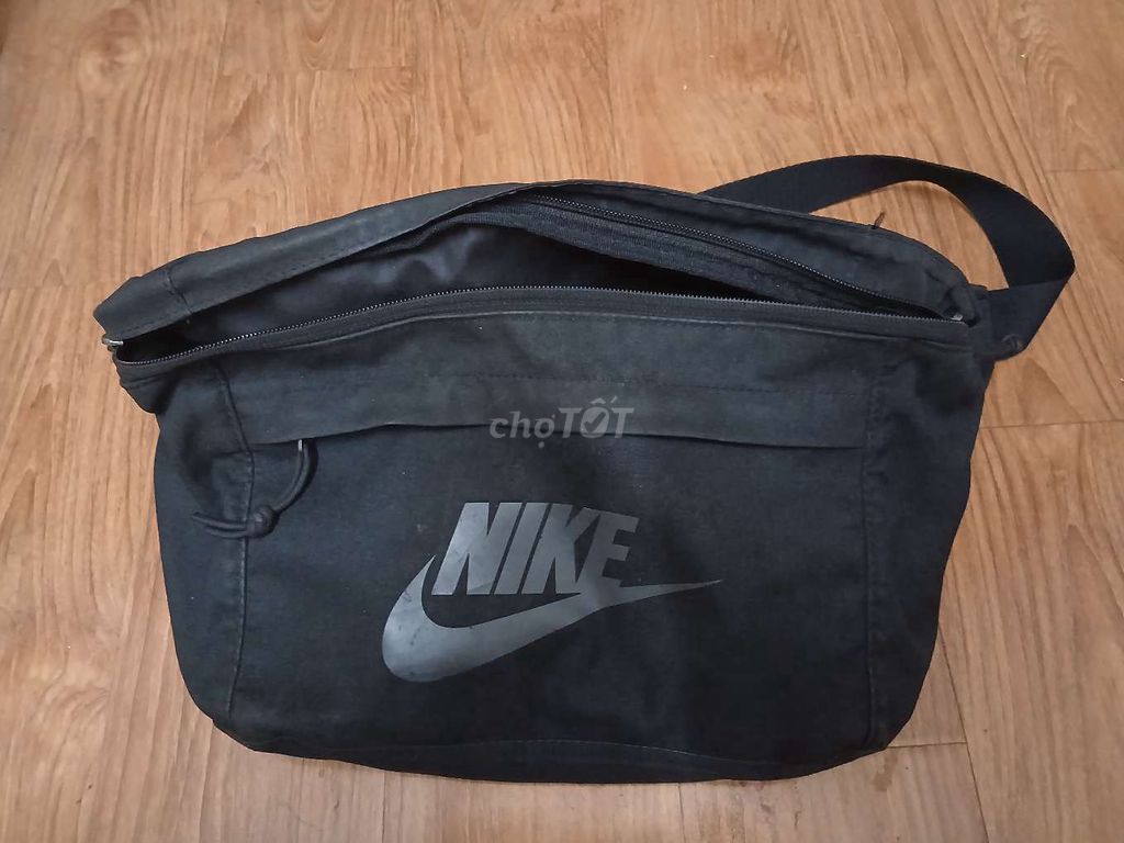 Túi đeo chéo Nike Swoosh Đen. Mua bán Túi xách tại Quận Long Biên Hà Nội được đăng bởi Hungvux hình 1