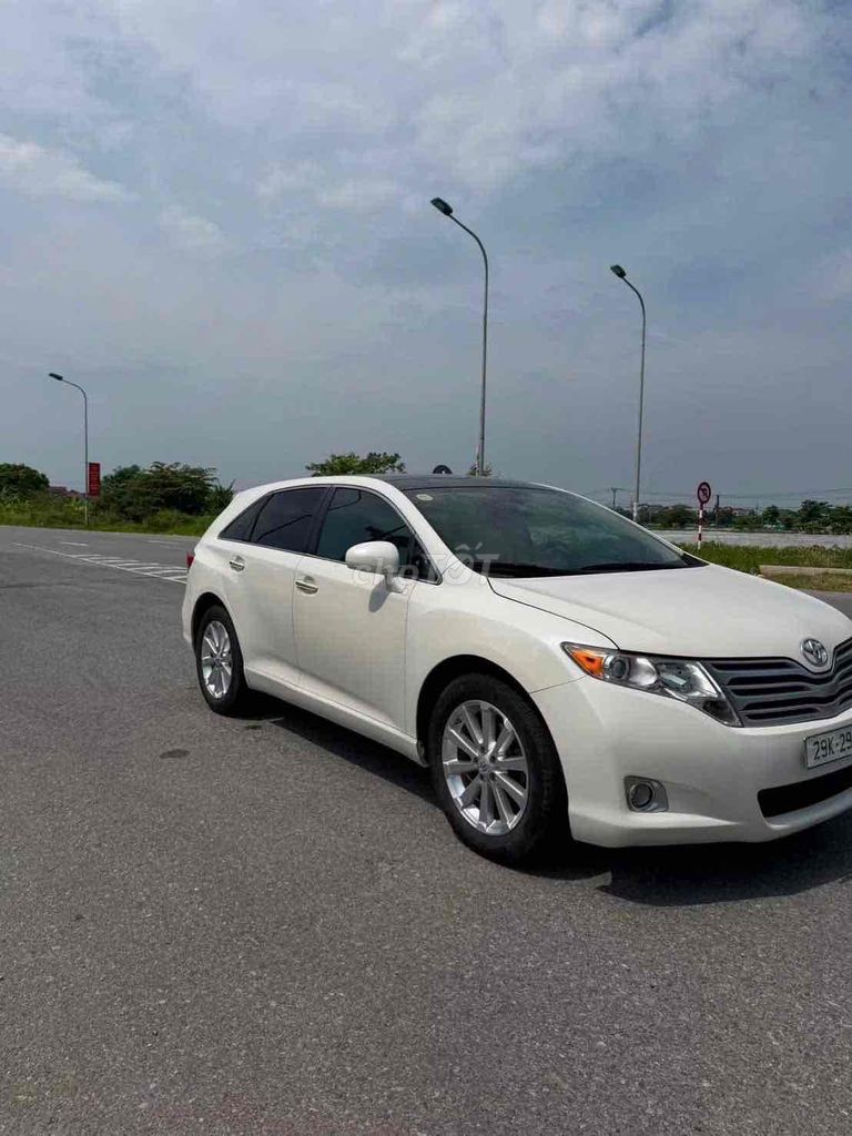 Белая Toyota Venza, импортная