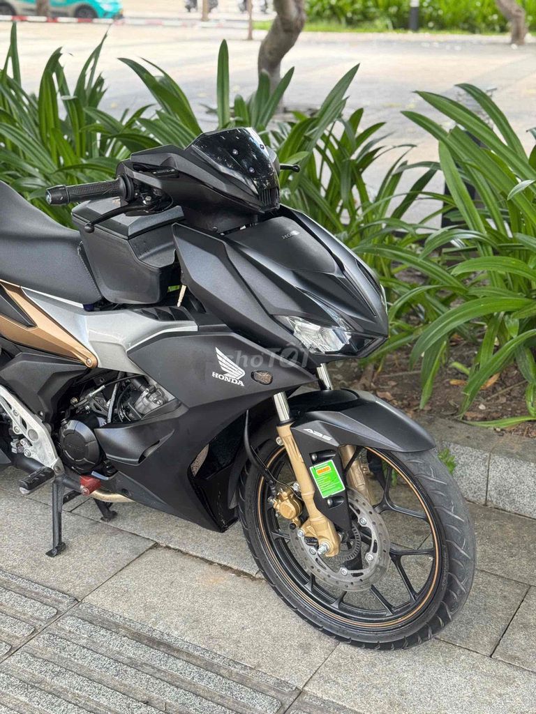 Winner X V2 Abs 2021, чёрный матовый, 25 000 км, госномер Хошимина