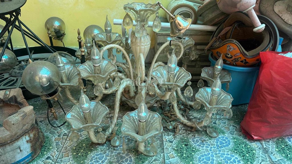 Đèn chùm thủy tinh màu trắng trong. Mua bán Đèn tại Thị xã Tân Uyên Bình Dương được đăng bởi MR KING hình 1