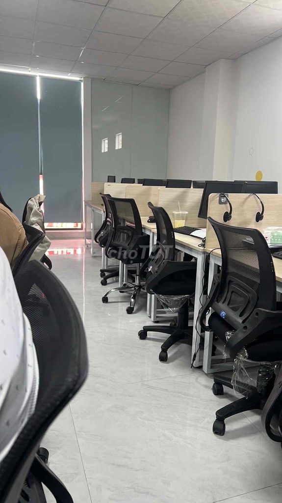 Nhân viên tư vấn khách hàng qua điện thoại. Việc làm Telesales tại Quận Hải Châu Đà Nẵng được đăng bởi Anh Viet hình 1