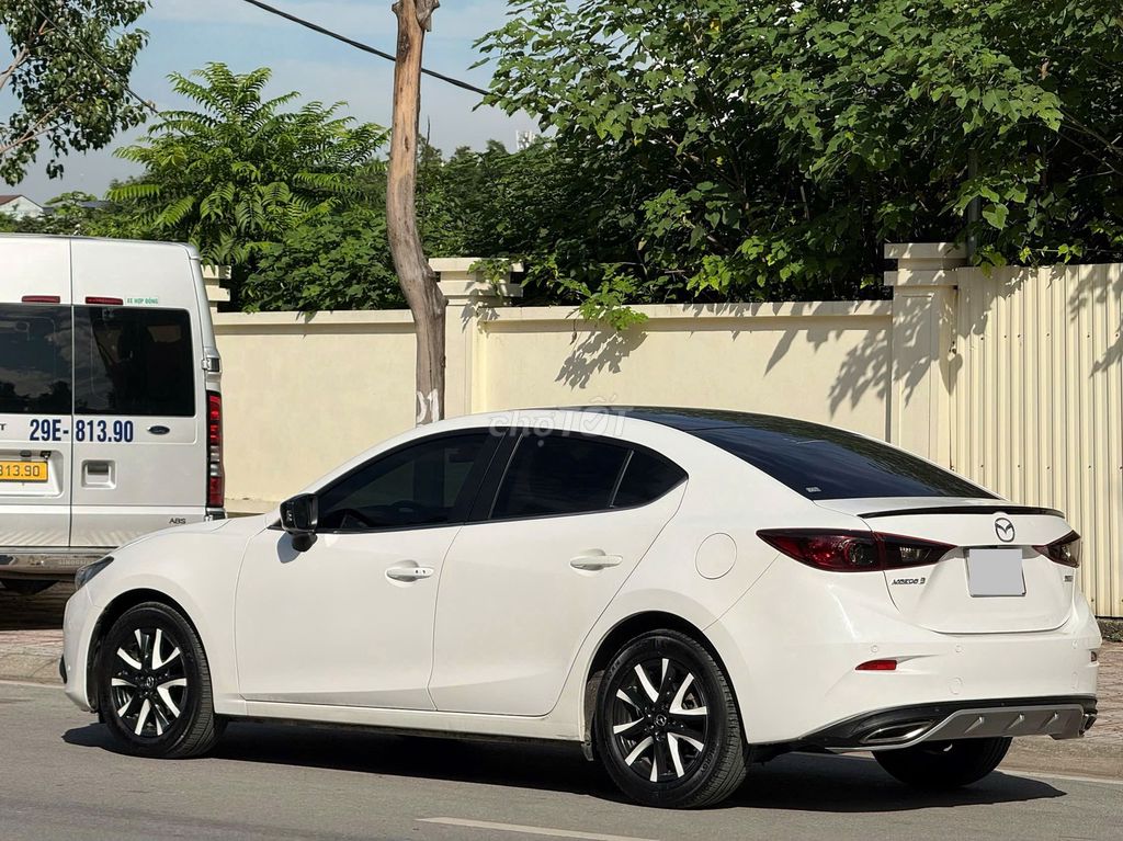 Mazda 3 1.5AT 2016 белый 90 тыс. км