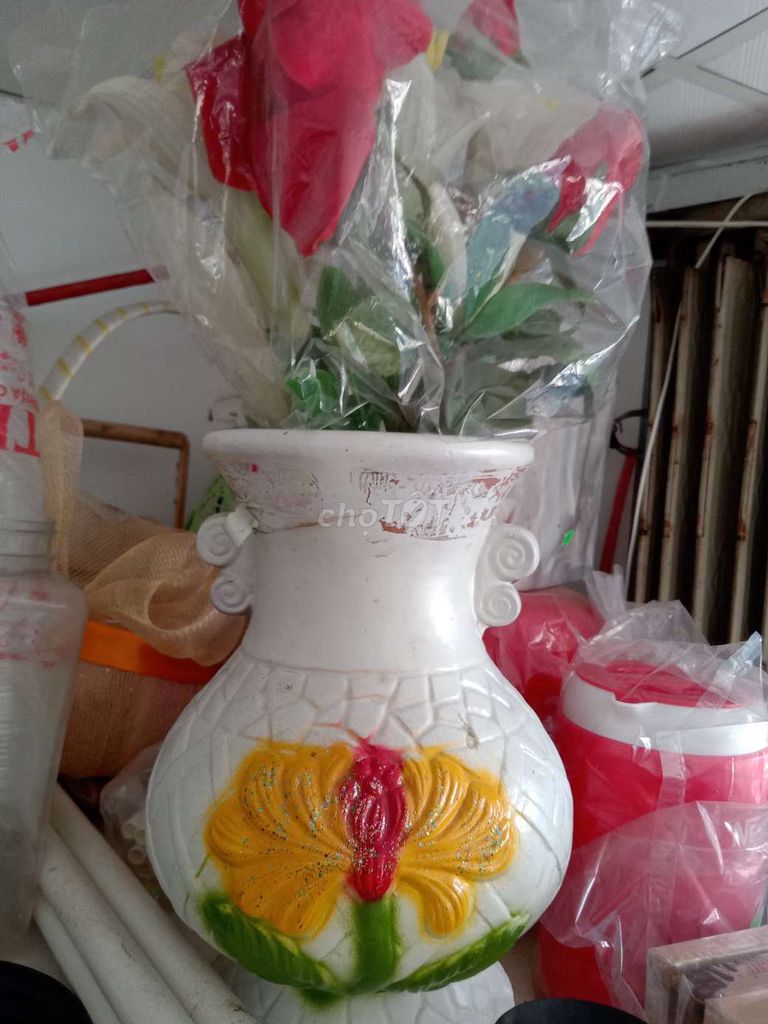 Bình hoa Gốm Trắng, vàng, đỏ 30cm Kèm hoa. Mua bán Cây cảnh, đồ trang trí tại Thành phố Thủ Đức Tp Hồ Chí Minh được đăng bởi Thanh Tam hình 1