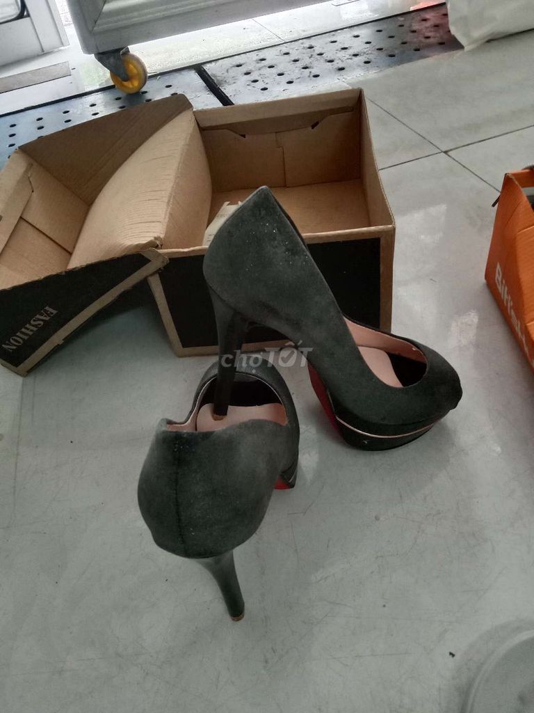 Giày nữ màu xám: Cao gót & Thể thao