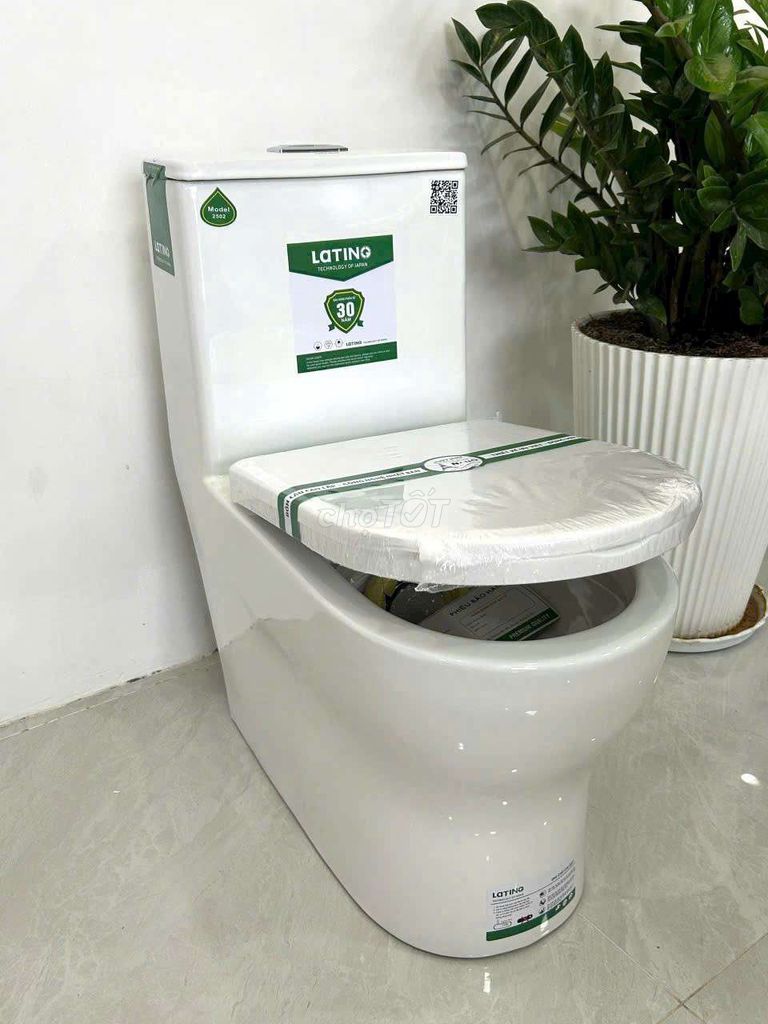 Bồn cầu Trắng Sứ Xả xoáy hút mạnh. Mua bán Thiết bị vệ sinh, nhà tắm tại Huyện Phong Điền Cần Thơ được đăng bởi Thai Phan hình 1