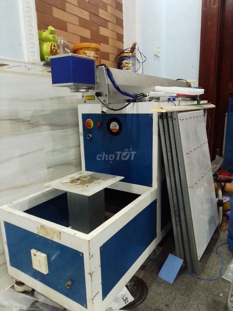 Máy khắc laser CO2