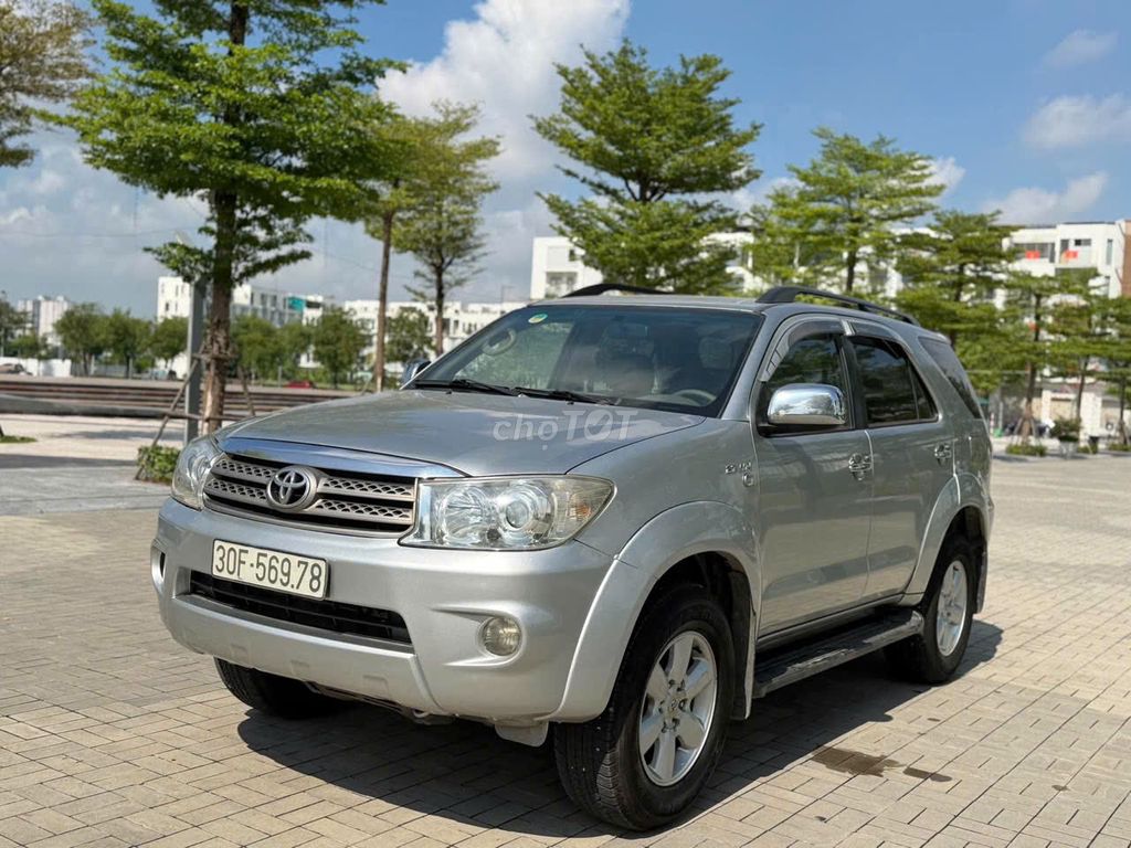 Toyota Fortuner 2010 Автомат Серебристый