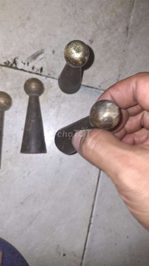 Chân đồ nội thất Đồng Pháp 4 cái Lành tít. Mua bán Đồ sưu tầm, đồ cổ tại Quận 4 Tp Hồ Chí Minh được đăng bởi  mr thắng second  hình 1