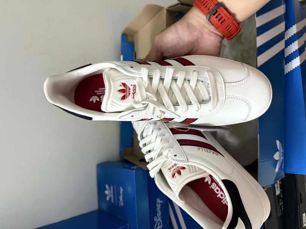 Cần bán giày Adidas Size 43-44 chính hãng mới 100%