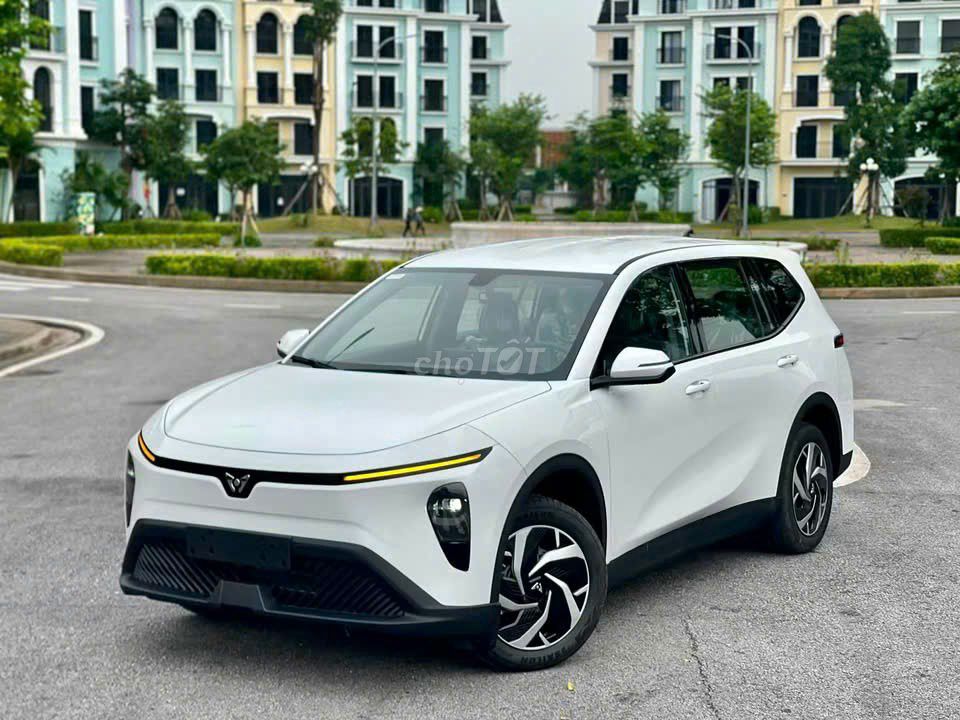 VinFast Limo Green 2026 новый белый электрический минивэн
