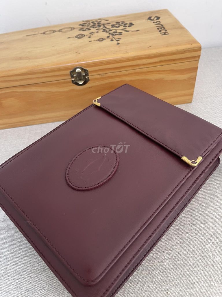 Clutch Cartier rất mới và sang