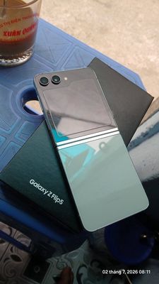 Samsung Galaxy Z Flip5 Xám Lên logo rồi tắt