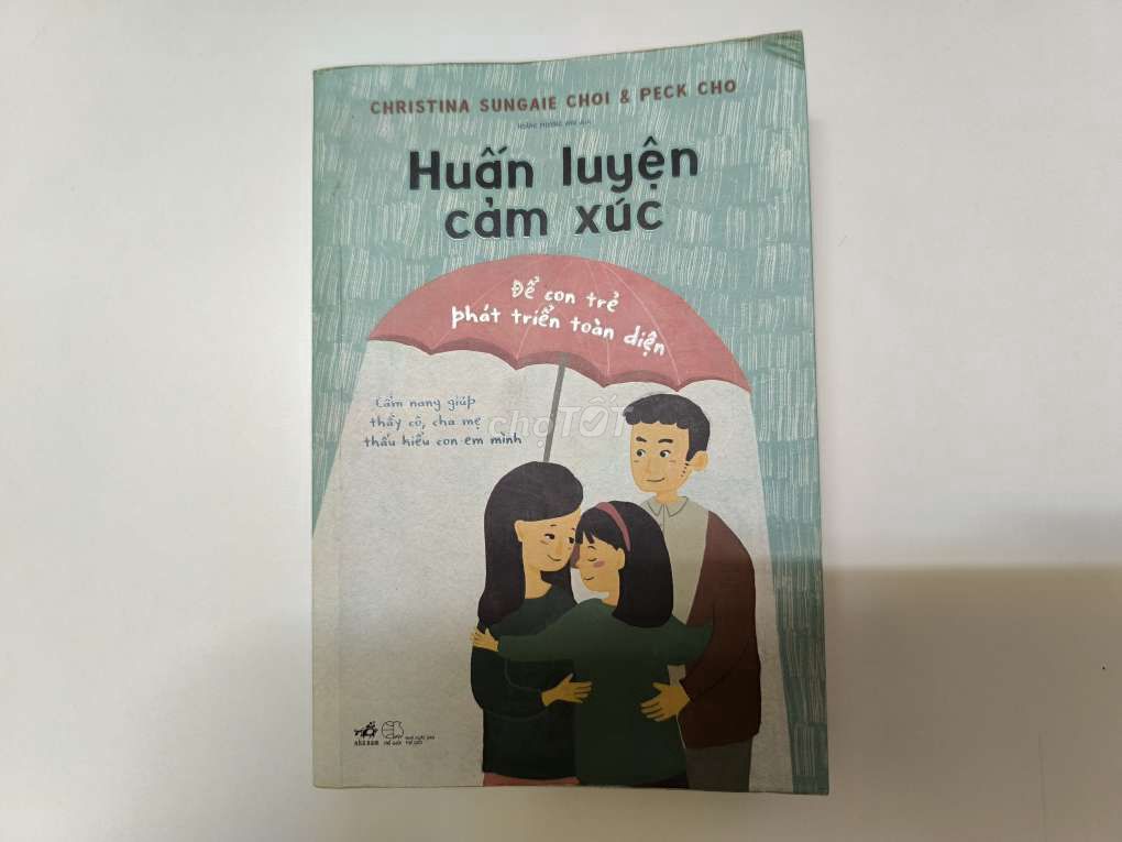 Sách Huấn luyện cảm xúc cho bố mẹ nuôi con đúng