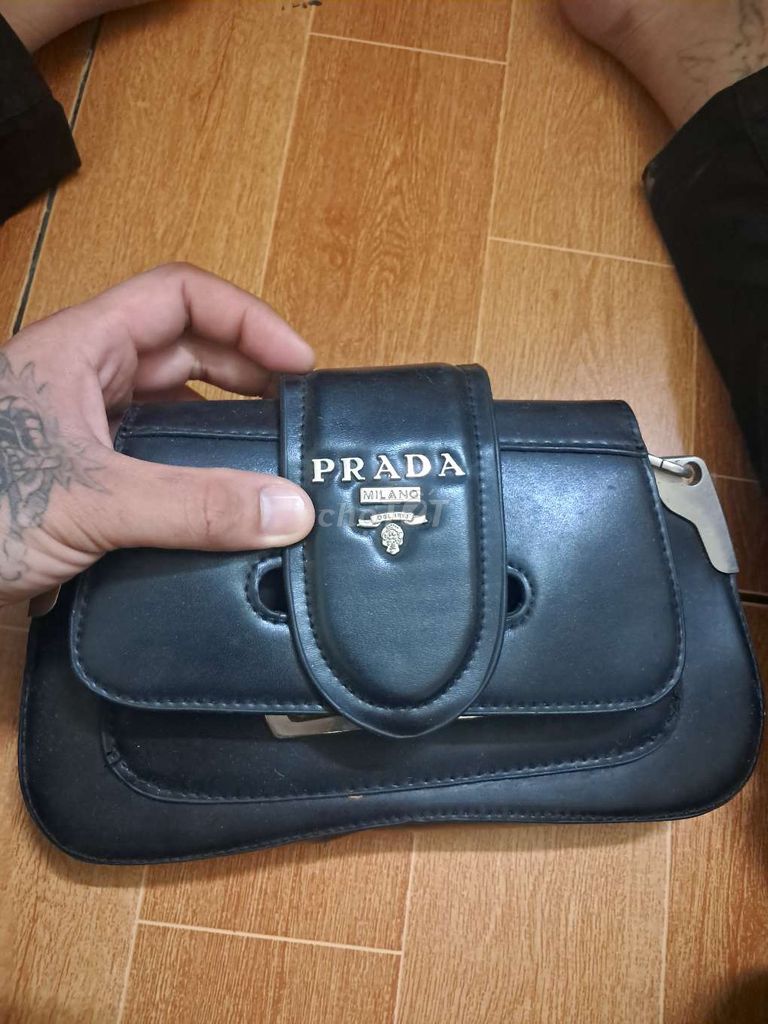Túi xách đeo vai Prada Da Đen Nữ còn mới. Mua bán Túi xách tại Quận Long Biên Hà Nội được đăng bởi hoàng thanh tùng hình 1