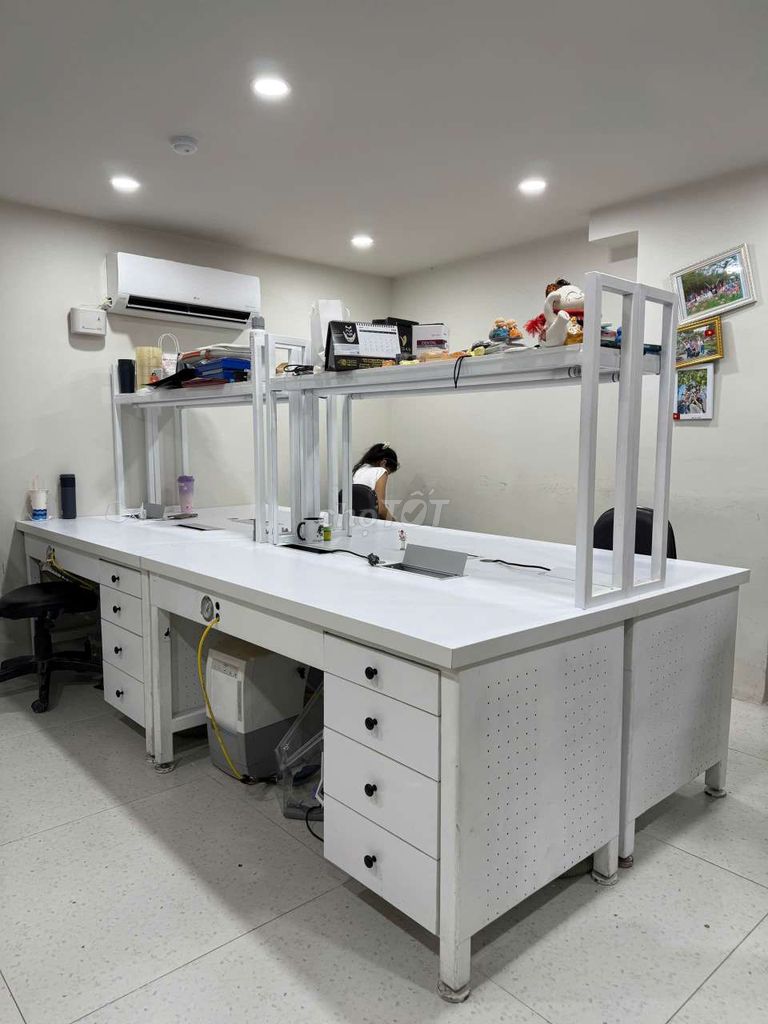Bàn lab làm việc, thí nghiệm có ổ điện