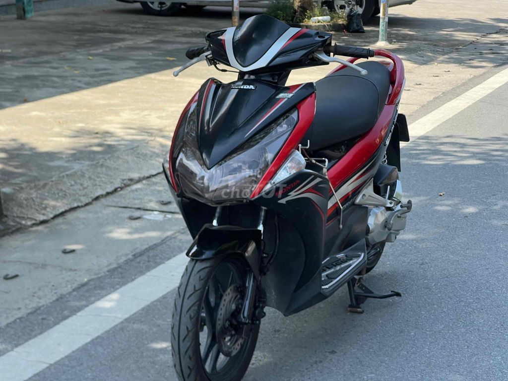 Honda Air Blade спортивный красно-черный 2012