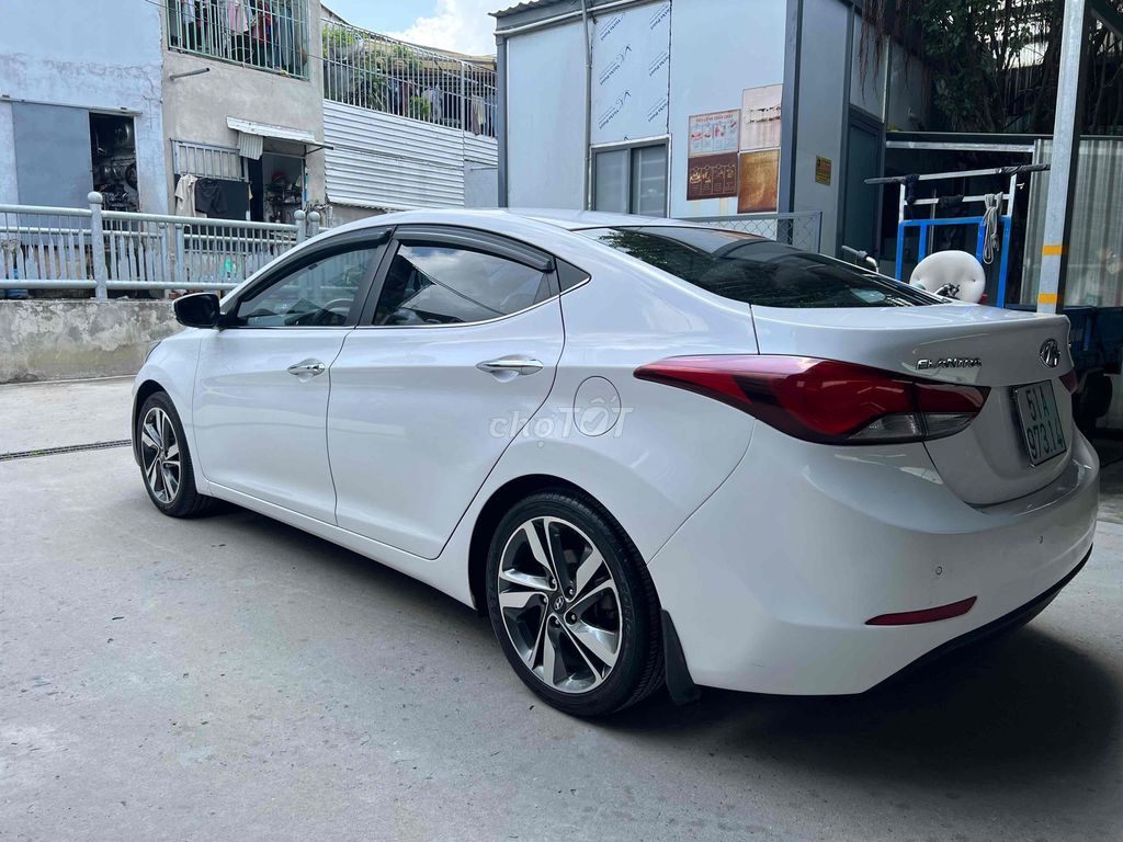 Hyundai Elantra 2014 белая 250.000 км