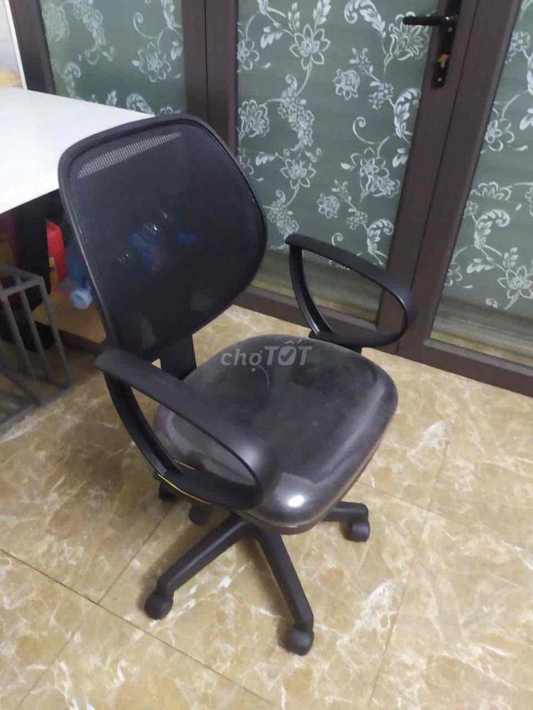 Ghế xoay văn phòng Hòa Phát Đen còn mới. Mua bán Đồ dùng văn phòng tại Quận Long Biên Hà Nội được đăng bởi Nam hình 1