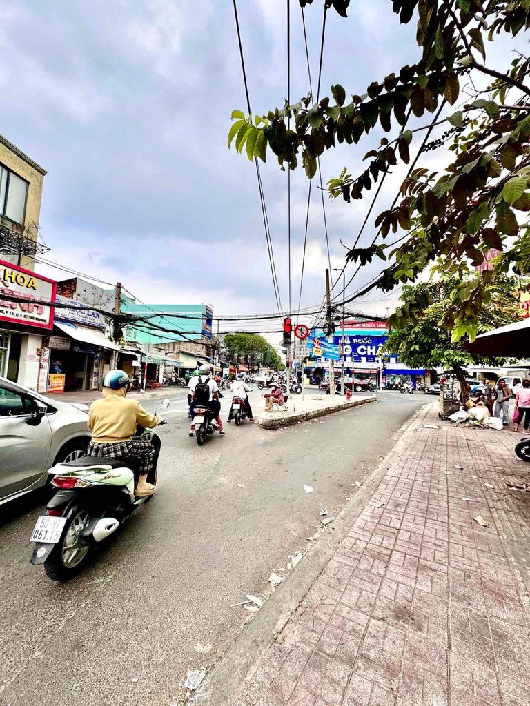 Коммерческое помещение на первой линии Tan Hoa Dong, район 6 - без обочины
