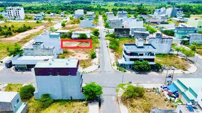 BÁN ĐẤT 105M2 TRƯỚC TRUNG TÂM THƯƠNG MẠI SANG TÊN NGAY!. Mua bán đất tại Huyện Đức Hòa Long An được đăng bởi Ms Thảo BĐS Thành Đạt