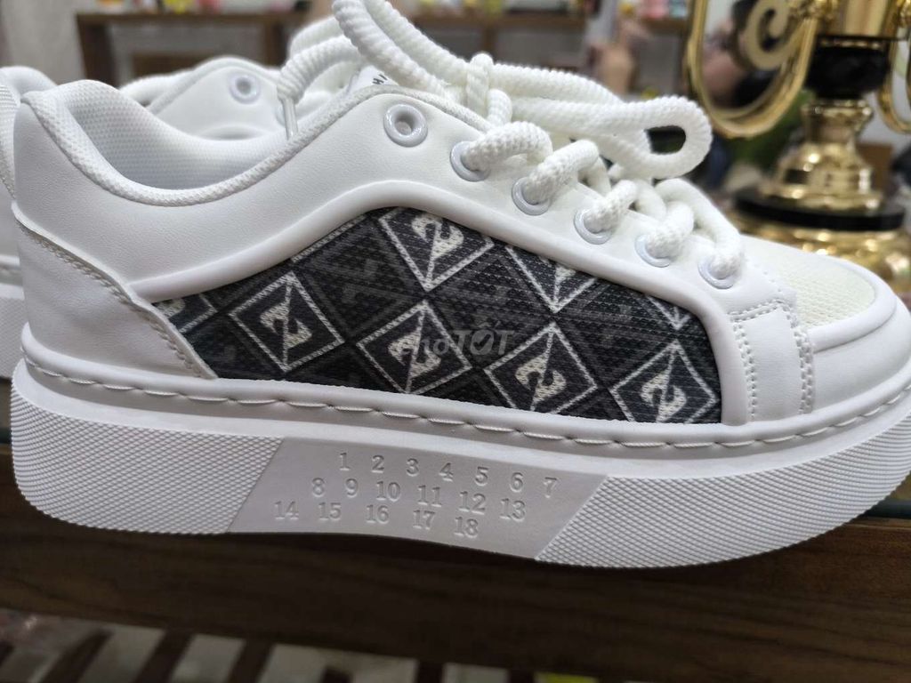 Giày thể thao Unisex Trắng Bền. Mua bán Giày dép tại Quận Bắc Từ Liêm Hà Nội được đăng bởi Kim Dung Đặng hình 1