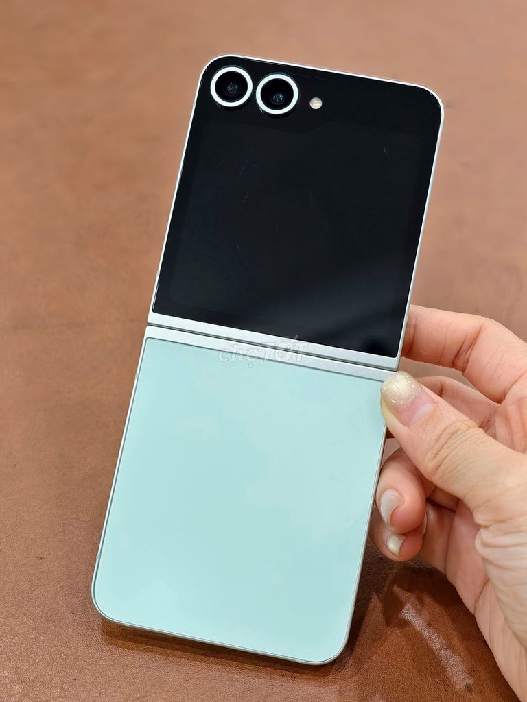 Samsung Galaxy Z Flip 6 5G bản VN 256gb Xanh 98%. Mua bán Điện thoại tại Quận Đống Đa Hà Nội được đăng bởi Hn Store hình 1