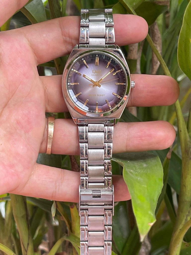 Đồng hồ Q&Q mặt vát kim cương còn rất mới